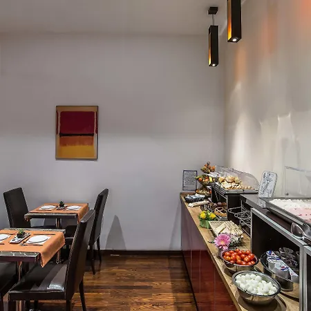 Catone District מלון